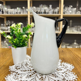 Кувшин из молочного секла с цветного прилепной ручкой черного цвета. Винтаж. Картинка 1